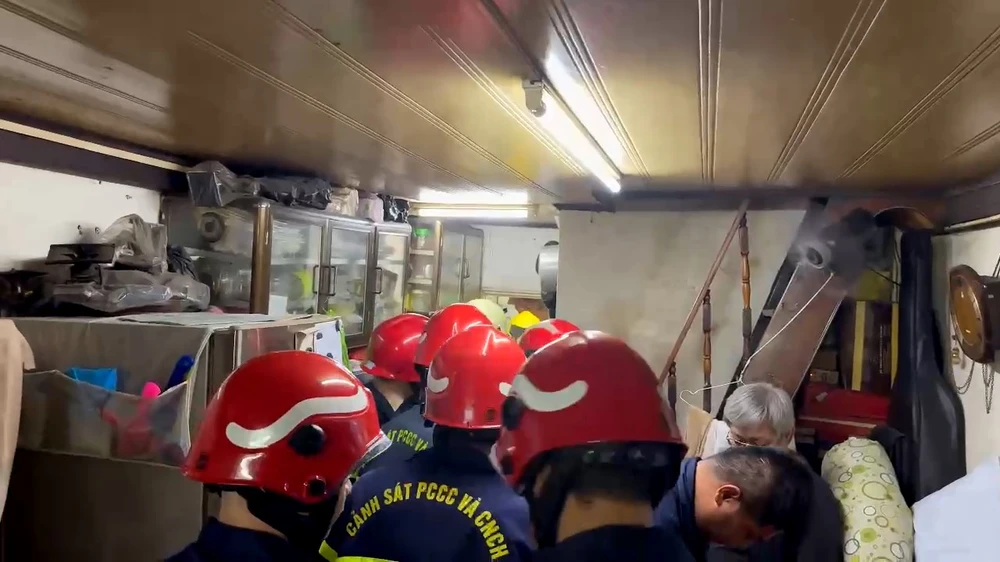 Trung tá Cảnh sát PCCC kể lại 2 giờ đồng hồ cứu thanh niên mắc kẹt