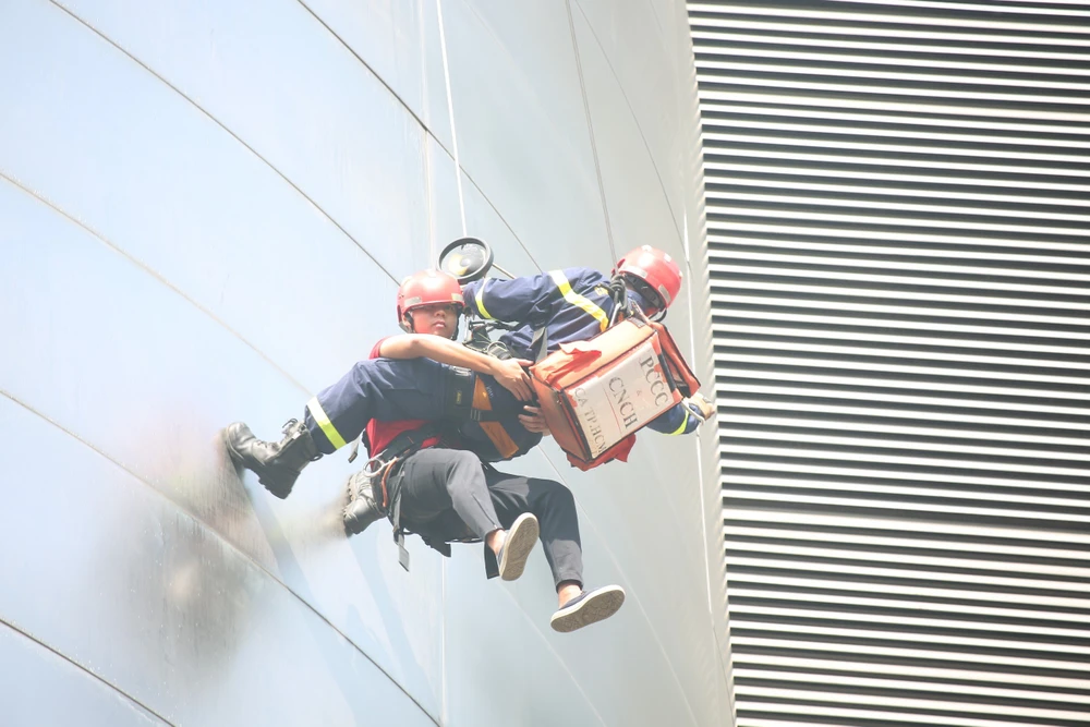 Hơn 2 ngàn người diễn tập chữa cháy ở tòa nhà Bitexco cao 68 tầng