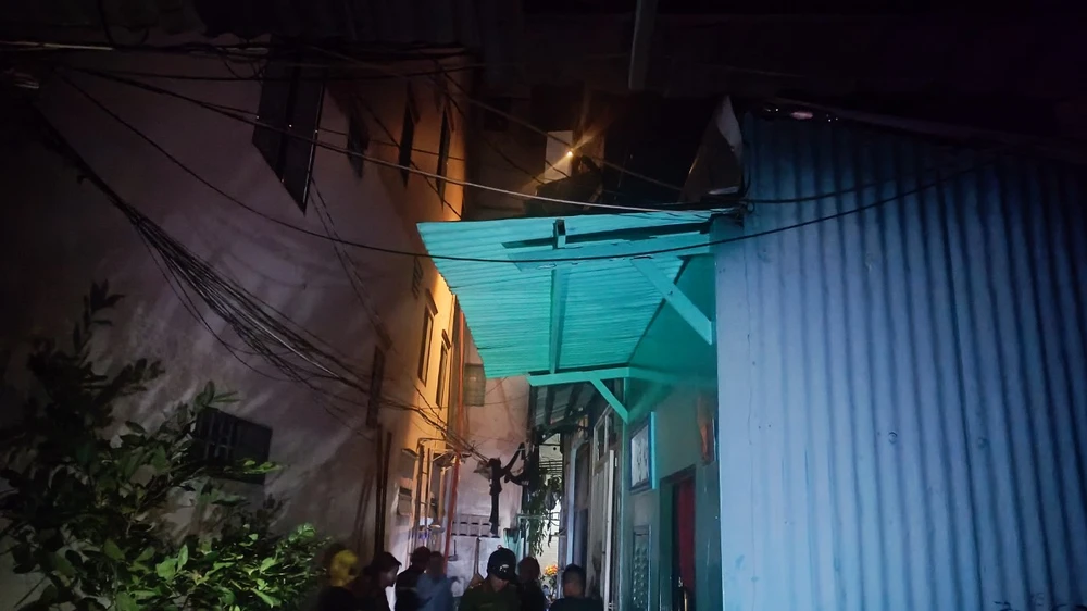 Cháy nhà, bé gái tám tuổi tử vong, 10 người được cứu kịp