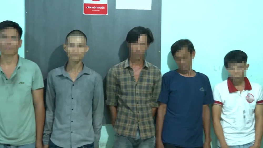 Công an dẹp điểm hút chích ma túy ở nghĩa trang Bình Hưng Hòa