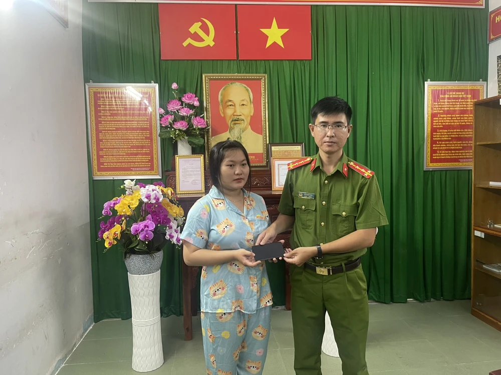 Bắt thanh niên giật điện thoại trong hộc xe của người phụ nữ ở Chợ Việt Kiều