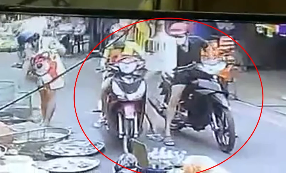 Bắt thanh niên giật điện thoại trong hộc xe của người phụ nữ ở Chợ Việt Kiều