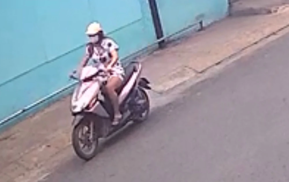 Hình xăm trên đùi tố cô gái cướp giật chuyên nghiệp ở quận Tân Phú