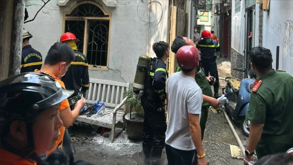 Người đàn ông nghi ngáo đá, đốt nhà rồi cố thủ ở Chung cư Ấn Quang, quận 10