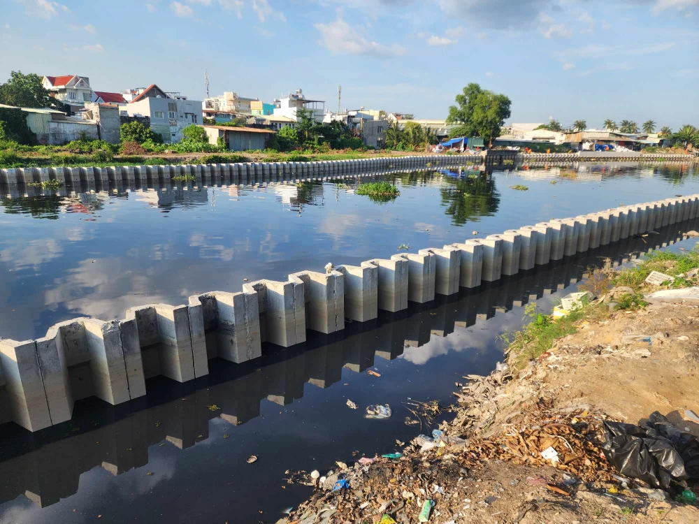 Dùng rổ bắt kỳ đà hoa quý hiếm ở kênh Tham Lương