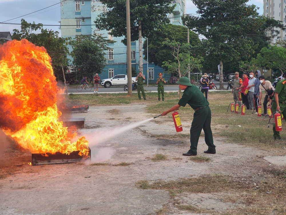Hàng trăm người tham gia diễn tập PCCC ở Chợ đêm An Sương