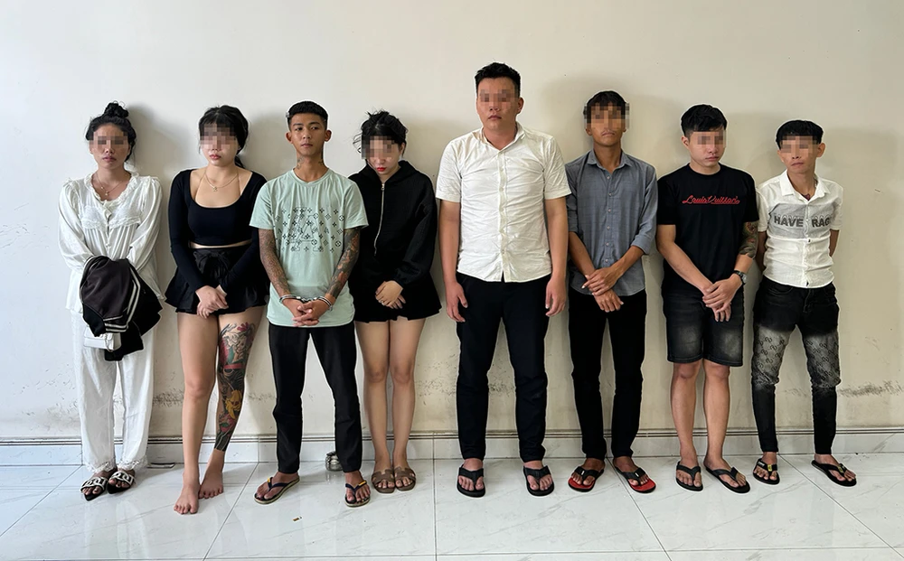 Nhóm nam nữ thanh niên thuê phòng, mua ma túy để ‘bay lắc’ ở Tân Bình