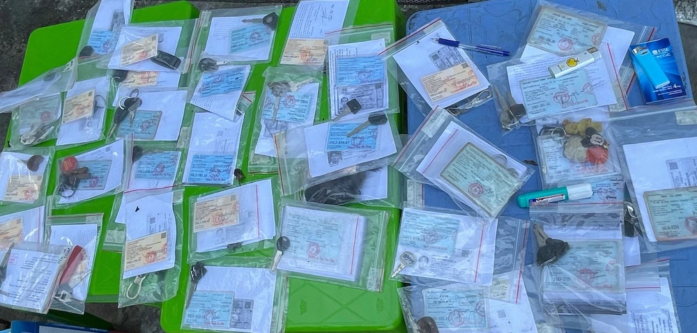 Bắt 2 thanh niên dùng ớt bôi lên mắt xe ôm để cướp ở quận 4