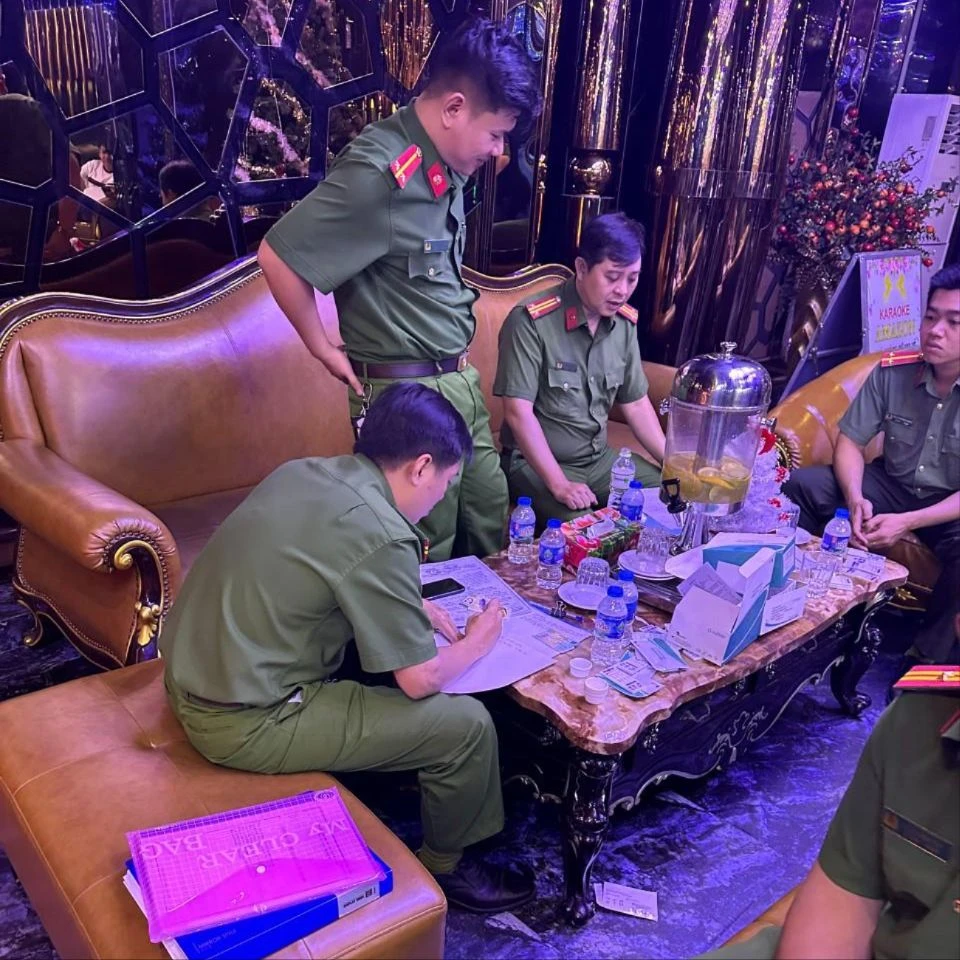 Công an Tân Phú tổng kiểm tra quán bar, karaoke trên địa bàn