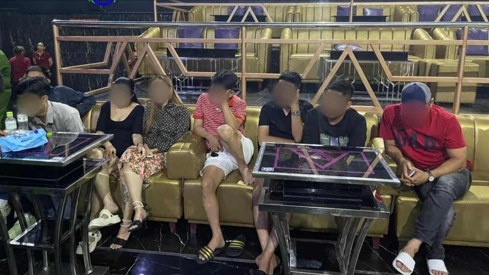 Công an Tân Phú tổng kiểm tra quán bar, karaoke trên địa bàn