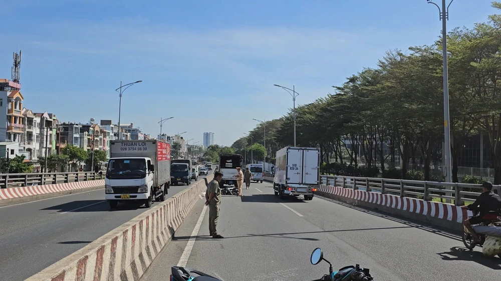 Xe ô tô bỏ chạy sau khi va xe máy chở 3 người đang đi làm đám tang