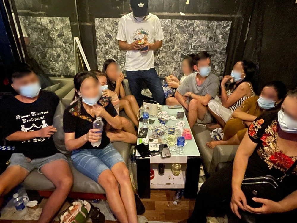 Bắt sòng bạc có 7 phụ nữ đang sát phạt ở phố Tây