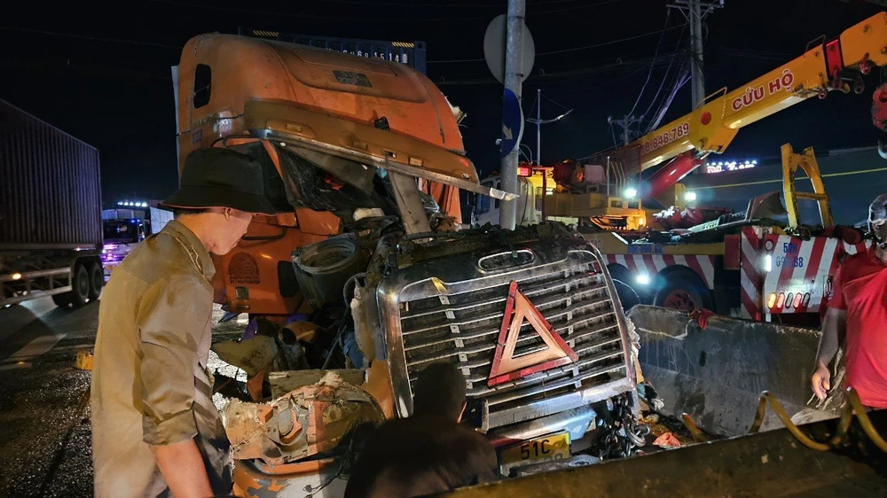 Container tông dải phân cách, trụ điện và giá lông môn, tài xế mắc kẹt