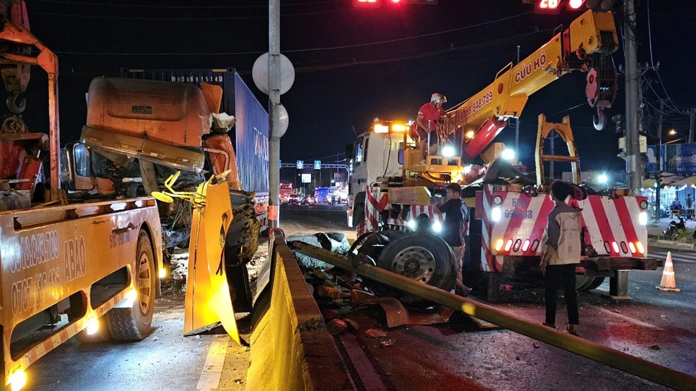 Container tông dải phân cách, trụ điện và giá lông môn, tài xế mắc kẹt