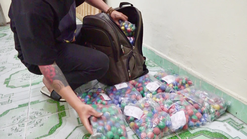 2 thanh niên mang pháo đi bán thì gặp công an