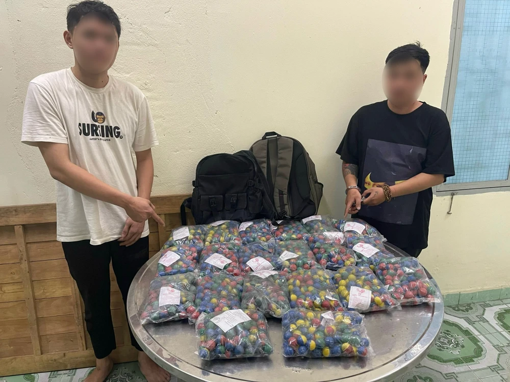 2 thanh niên mang pháo đi bán thì gặp công an