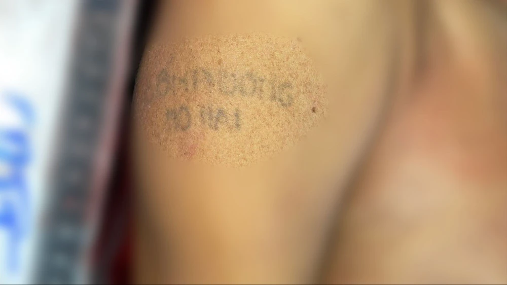 Tìm thân nhân người đàn ông đu xe tải chết có xăm chữ ‘Cốn Hương Hố Nai’