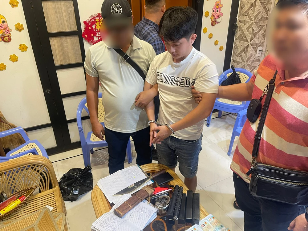 Nhóm cho vay lãi nặng tạt sơn hàng xóm của con nợ để gây áp lực