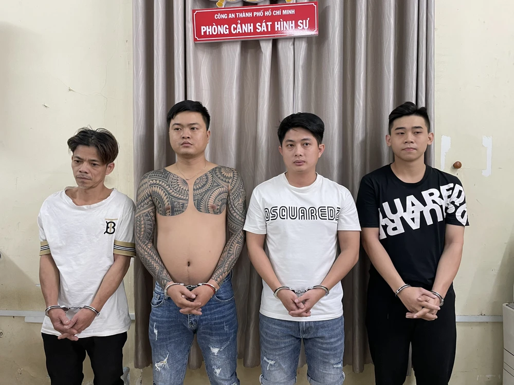 Nhóm cho vay lãi nặng tạt sơn hàng xóm của con nợ để gây áp lực