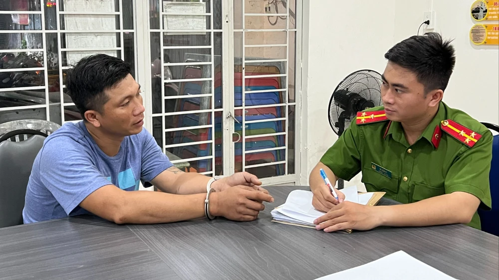 Công an lấy lời khai với Nhân để điều tra, làm rõ hành vi giật điện thoại. Ảnh: HT