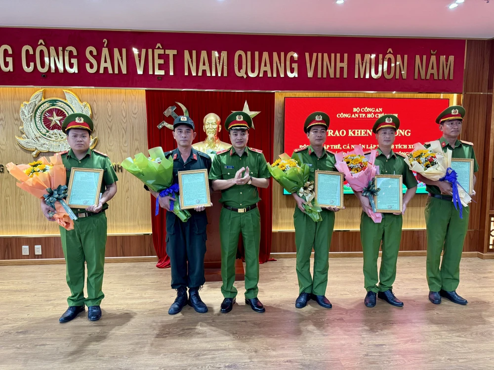 Khen thưởng các đơn vị khám phá nhanh vụ giết người, cướp tài sản lẩn trốn ở Long An