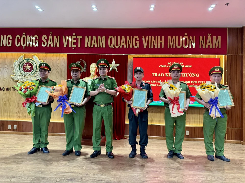 Khen thưởng các đơn vị khám phá nhanh vụ giết người, cướp tài sản lẩn trốn ở Long An