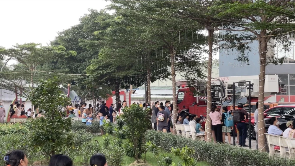 Cháy căn hộ ở tầng 18 chung cư trên Quốc lộ 1, nhiều người tháo chạy