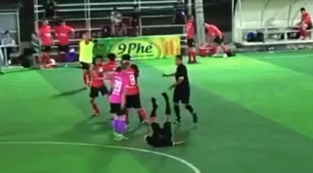 Điều tra vụ trọng tài bị đấm vào mặt trong giải bóng đá Doanh nhân online