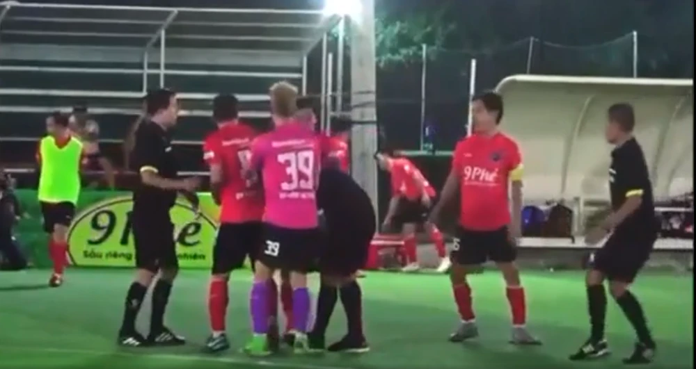 Điều tra vụ trọng tài bị đấm vào mặt trong giải bóng đá Doanh nhân online