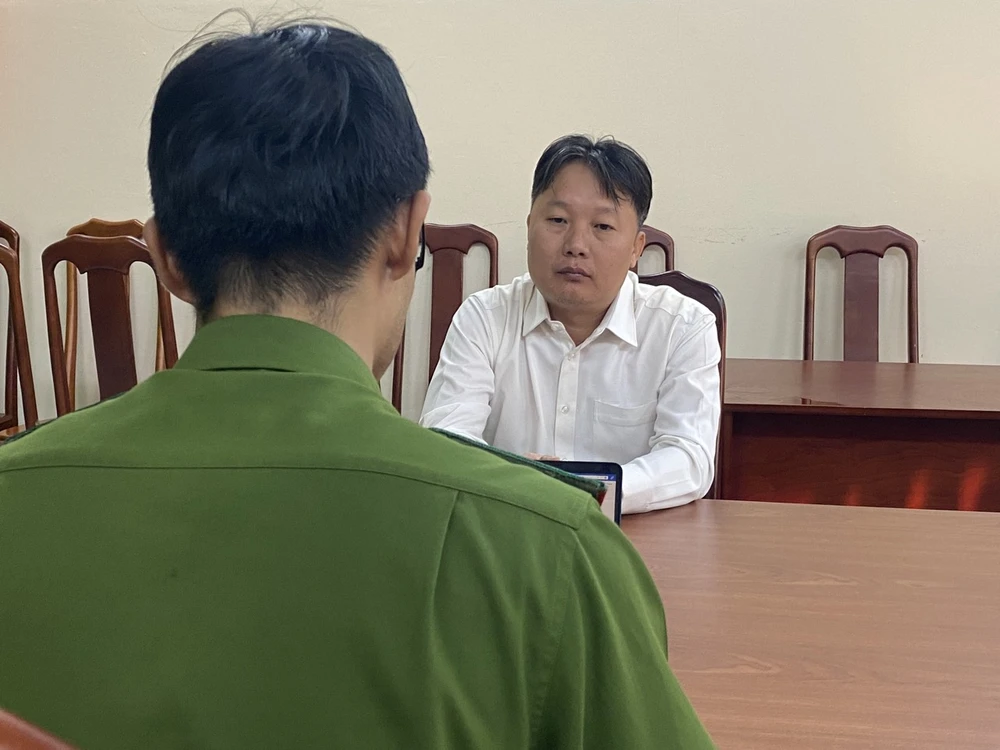 1 cán bộ Cục Hải quan TP.HCM móc nối với cựu công an buôn lậu bị bắt