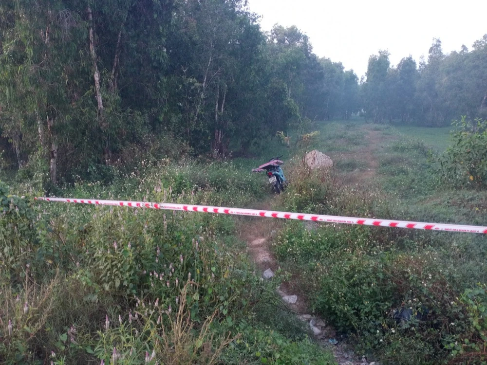 Người đàn ông chết bất thường, tay cầm con dao cạnh xe máy biển số Bến Tre