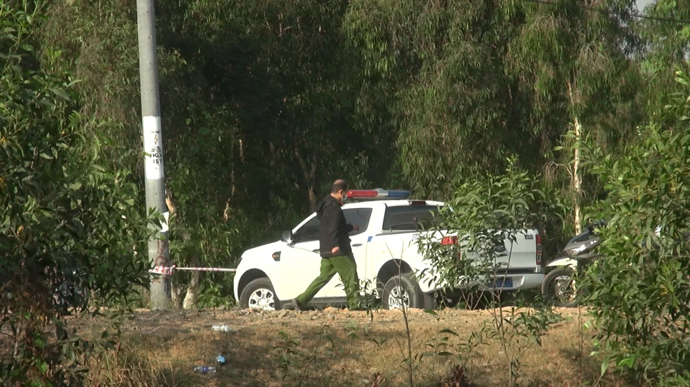 Người đàn ông chết bất thường, tay cầm con dao cạnh xe máy biển số Bến Tre