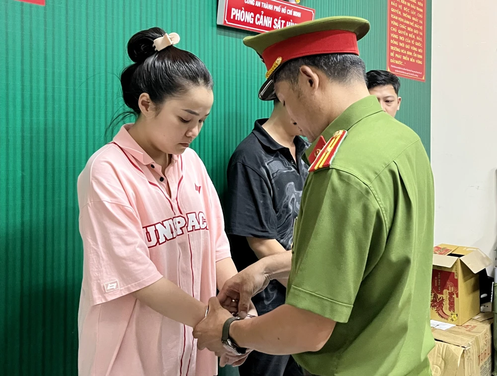 Nhóm cho vay lãi nặng tạt nước người yêu của con nợ, ép trả tiền