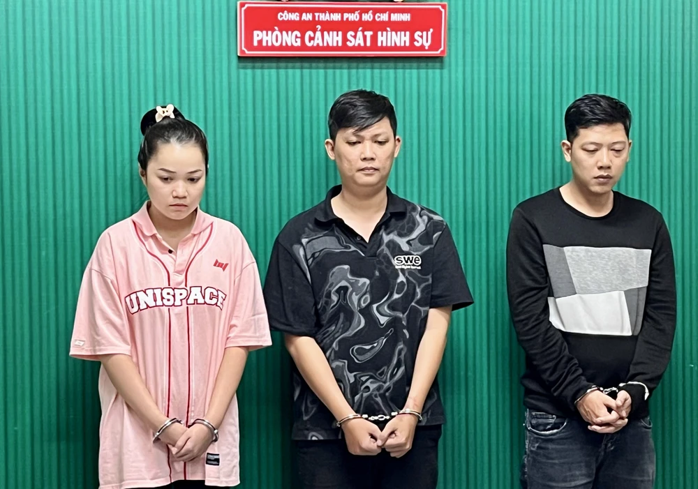 Nhóm cho vay lãi nặng tạt nước người yêu của con nợ, ép trả tiền