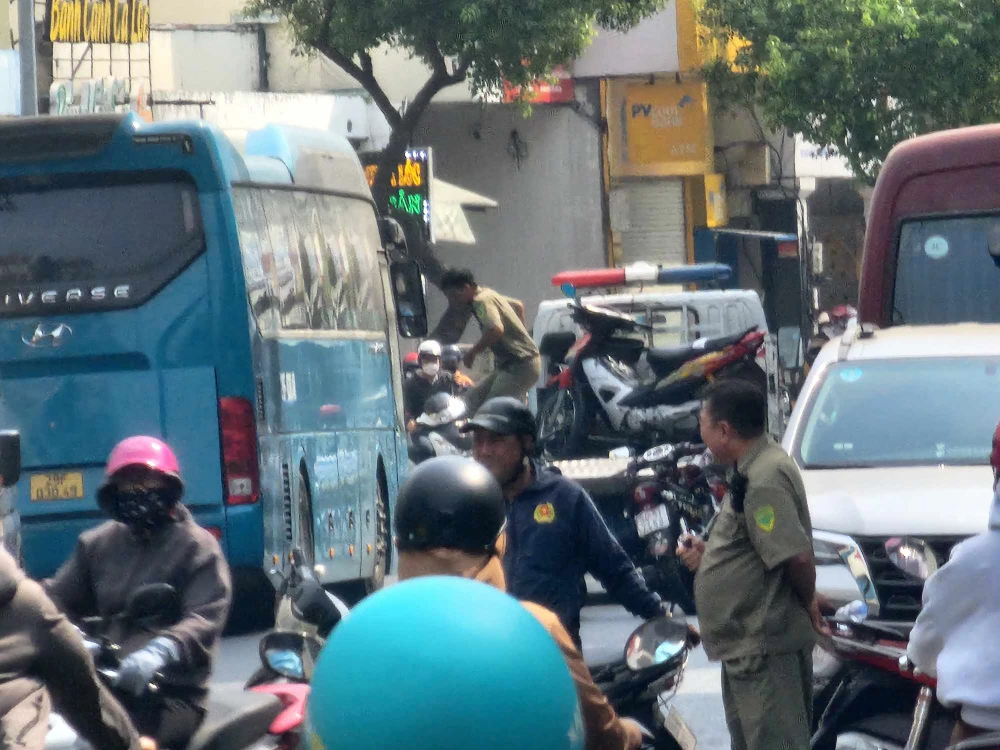 Hàng trăm cảnh sát vũ trang ập vào kiểm tra quán bar ở quận Tân Phú