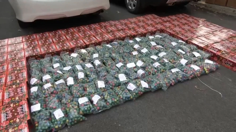 Nhóm buôn pháo đi 2 ô tô, ném bỏ vật giống súng khi bị công an kiểm tra