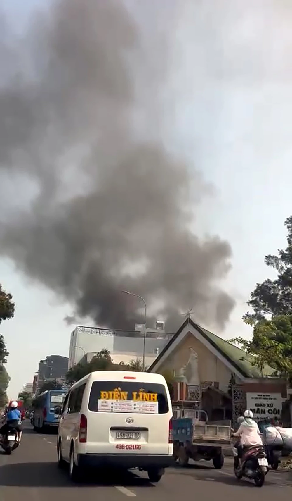 Cháy tòa nhà công ty nữ trang ở Gò Vấp, hàng chục người tháo chạy