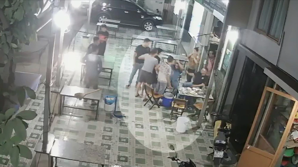 Nhóm người vào quán lẩu bò đập phá, đánh con rể chủ quán vỡ xương sọ