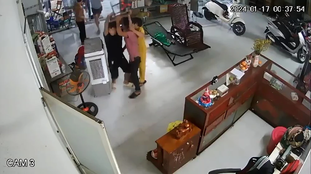 Nhóm người vào quán lẩu bò đập phá, đánh con rể chủ quán vỡ xương sọ