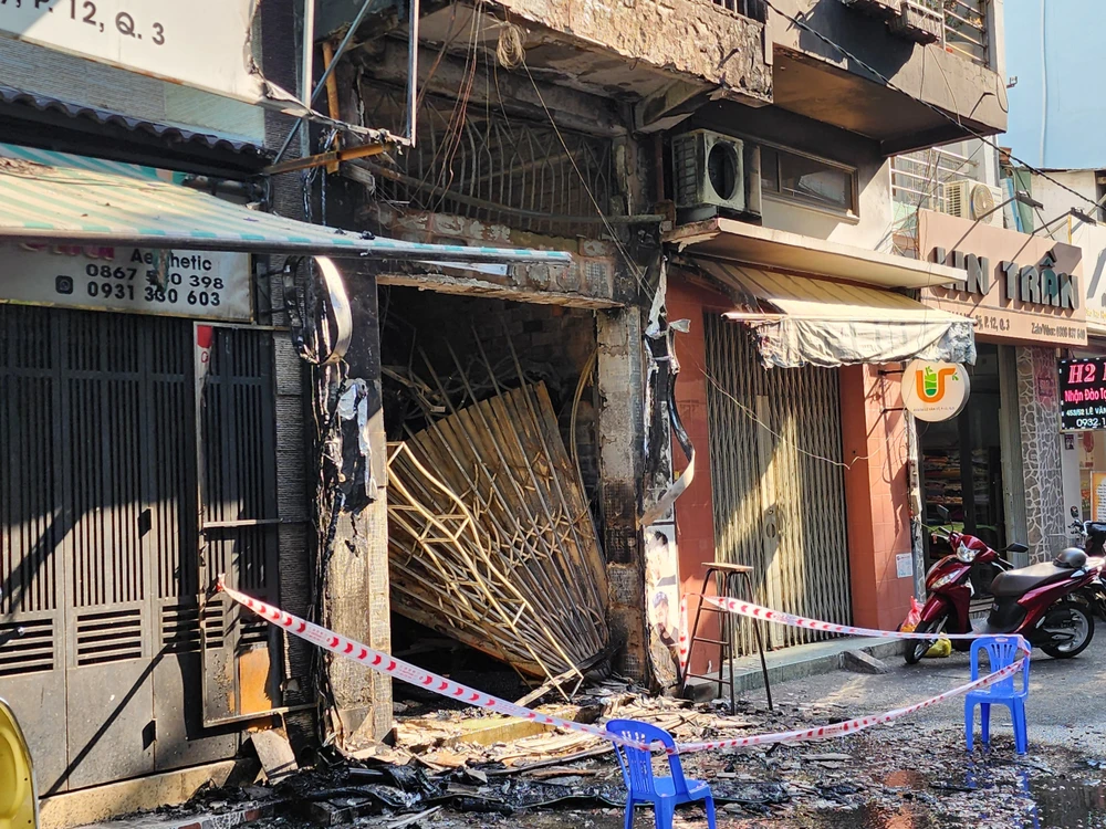 Cháy nhà hẻm đường Lê Văn Sỹ, cả gia đình leo lầu thoát nạn