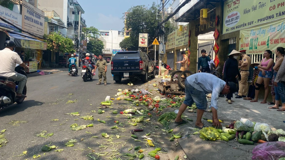 Xe bán tải tông xe ba gác chở rau củ gây tai nạn liên hoàn ở Tân Phú