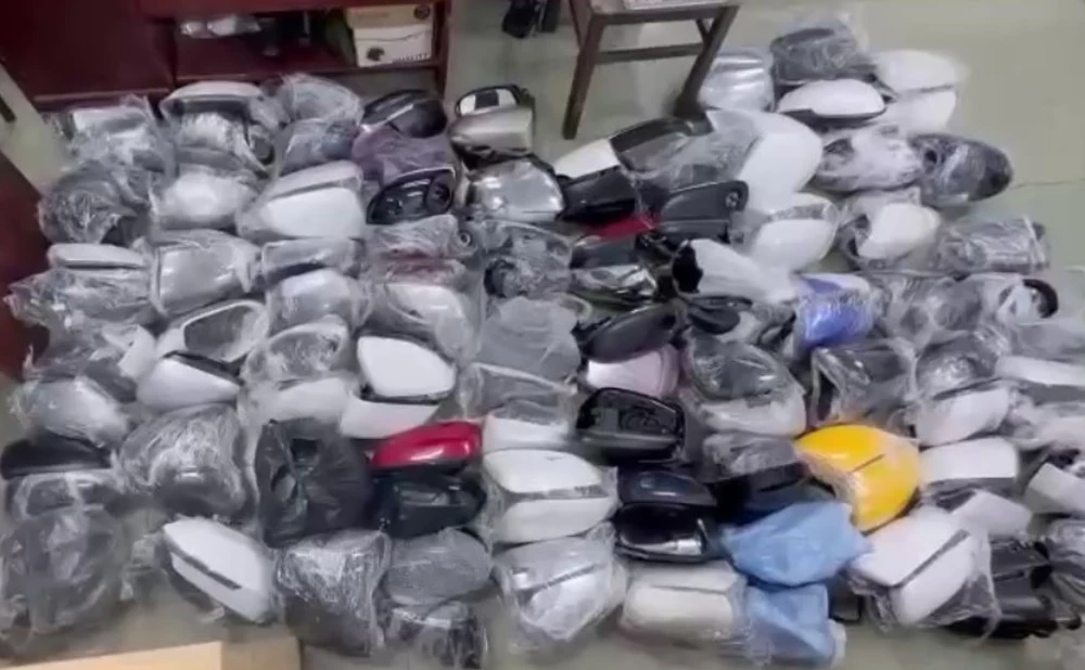 Băng chuyên bẻ trộm gương chiếu hậu ô tô ở TP.HCM bị bắt