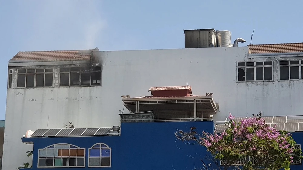 Cháy nhà sáu tầng ở Tân Phú, nhiều người tháo chạy