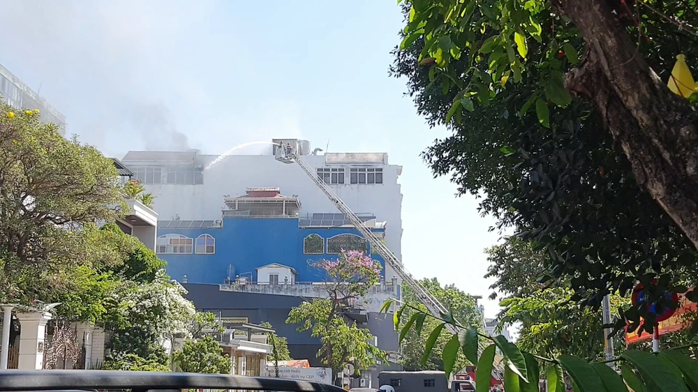 Cháy nhà sáu tầng ở Tân Phú, nhiều người tháo chạy