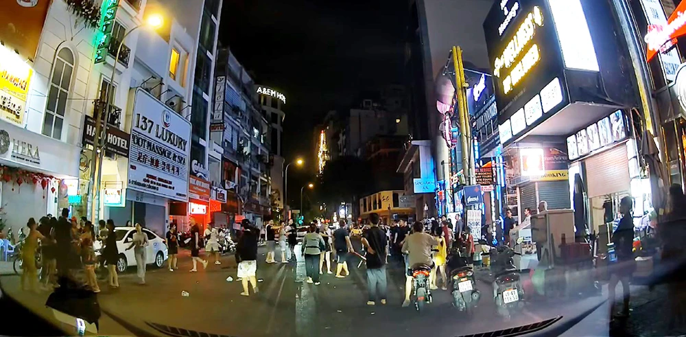 Hơn 10 người Trung Quốc ẩu đả trước quán bar ở quận 1