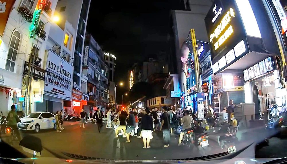 Hơn 10 người Trung Quốc ẩu đả trước quán bar ở quận 1