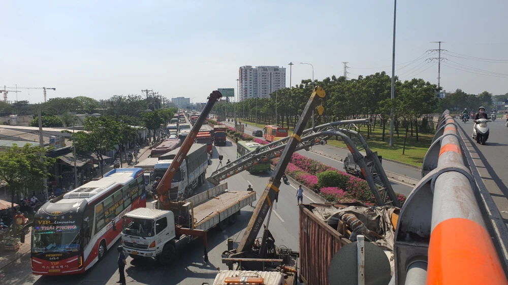 Xe đầu kéo kéo gãy giá long môn trên Quốc lộ 1 rồi va trúng xe buýt