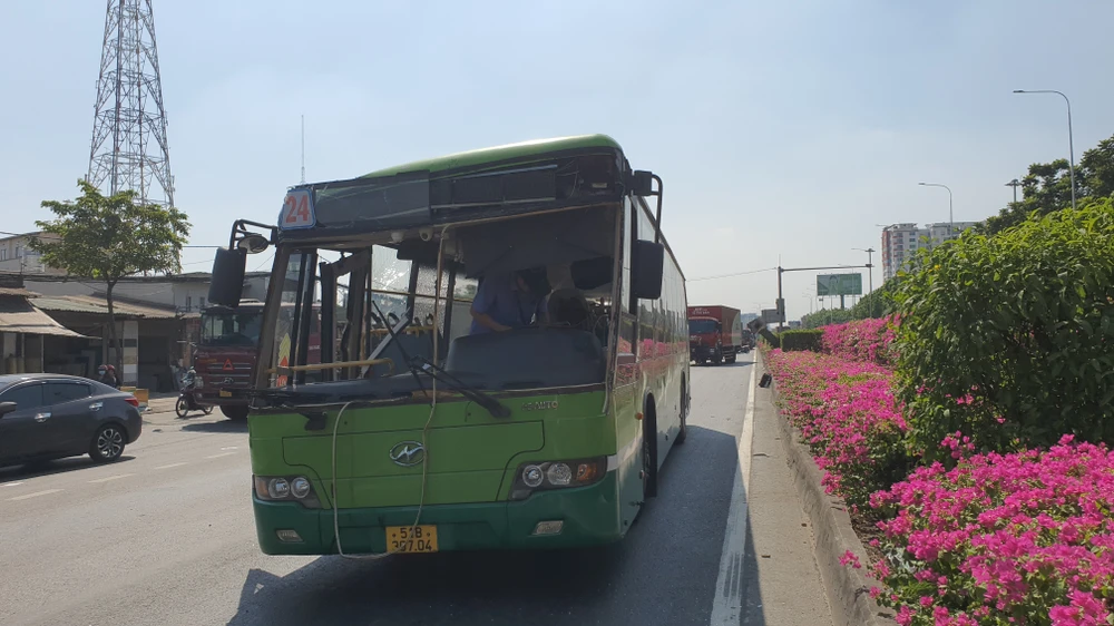 Xe đầu kéo kéo gãy giá long môn trên Quốc lộ 1 rồi va trúng xe buýt