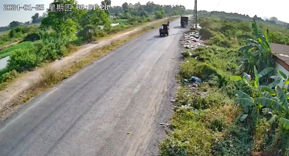 Dùng xe tải đổ trộm rác thải ở Vĩnh Lộc B bị phạt 3,5 triệu