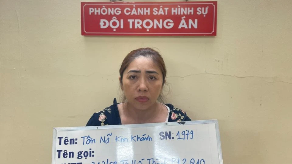 Nhóm cho vay lãi nặng làm hợp đồng giả cách để ‘chiếm nhà’ hàng chục tỉ của con nợ